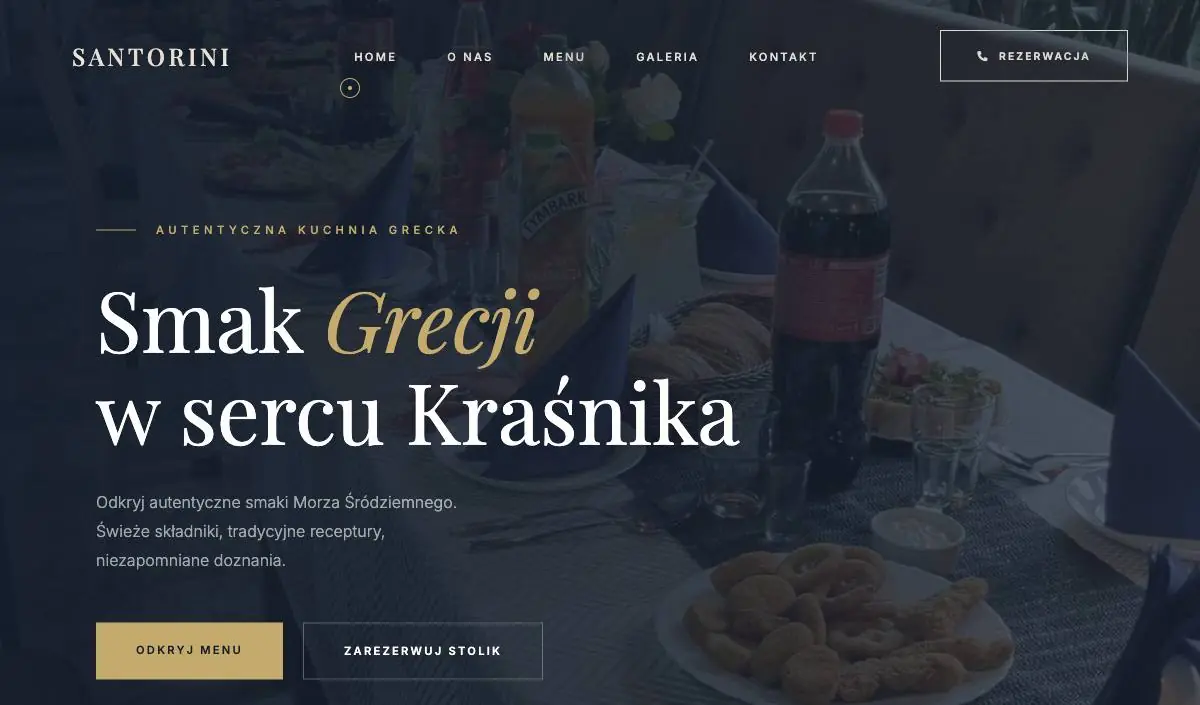 Strona restauracji Santorini z Kraśnika: napis „Smak Grecji w sercu Kraśnika” na zdjęciu nakrytego stołu.